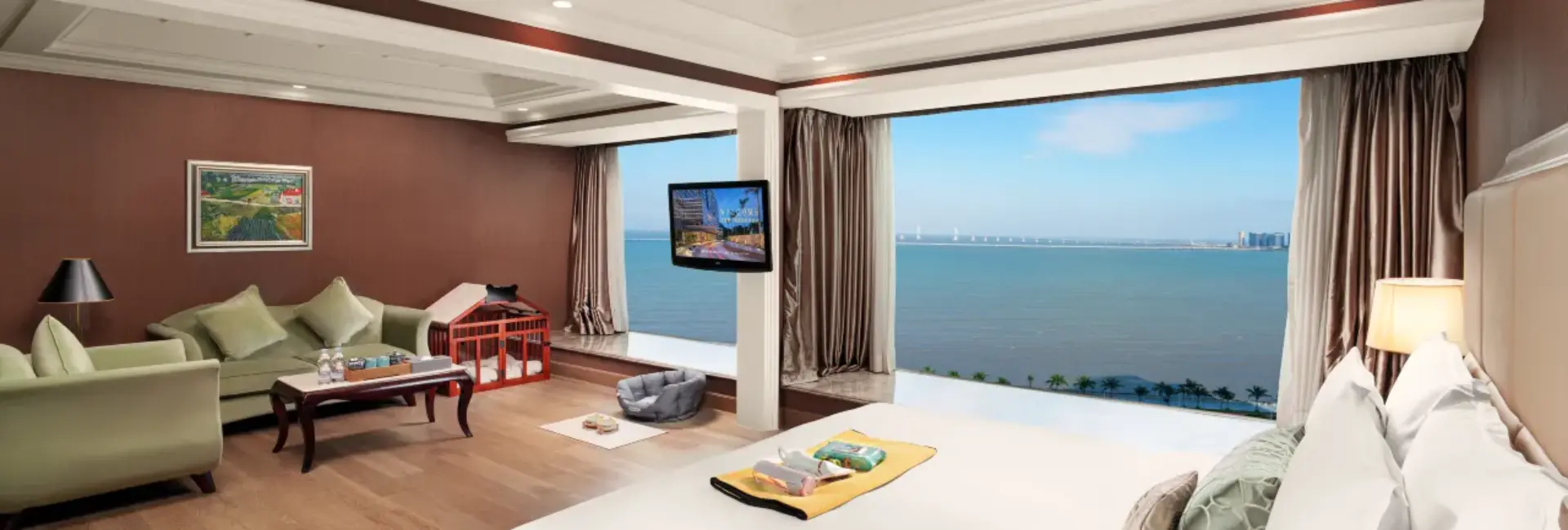 Pet-friendly VIP Building Deluxe Sea View King Room