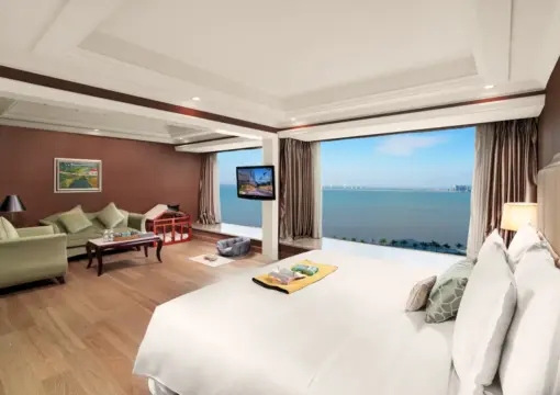 Pet-friendly VIP Building Deluxe Sea View King Room